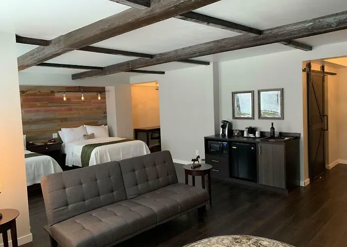 Cedar Stables Inn & Suites