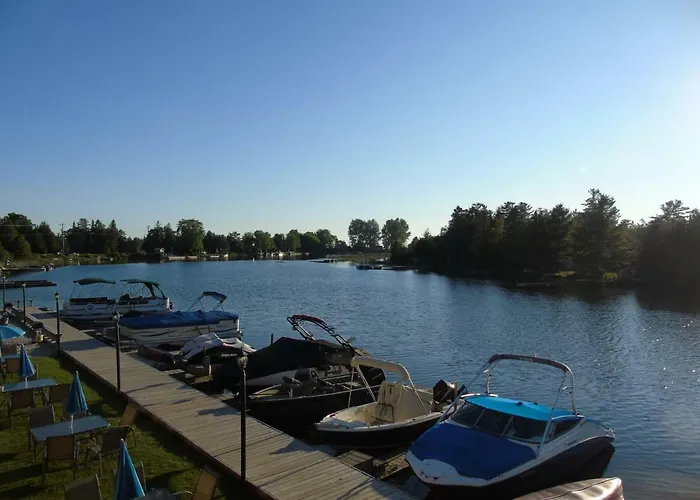 Kit Wat Motel & Marina