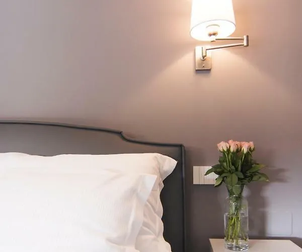 La Quadra Suites - The Super Central Apartments In Iseo, With Daily Housekeeping Included!