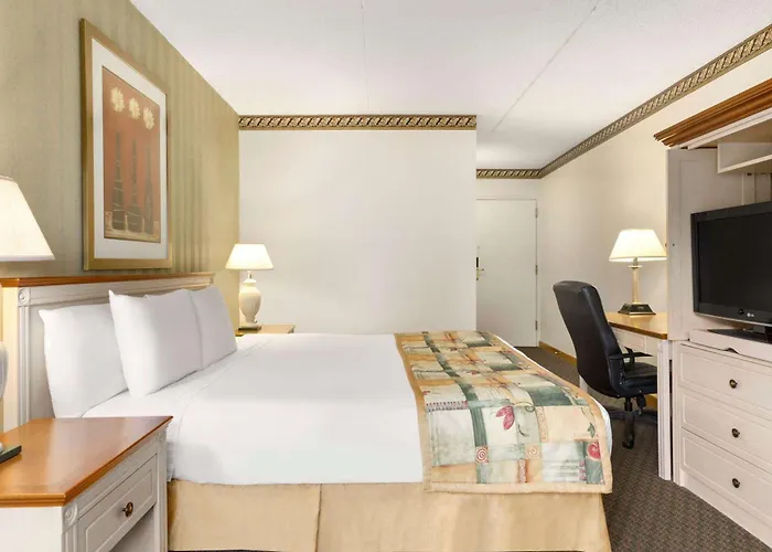 Travelodge By Wyndham Owen Sound On