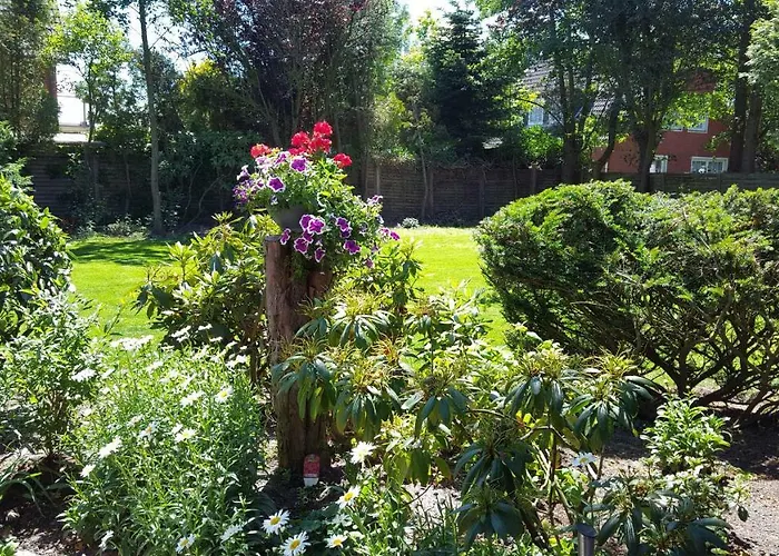 Wohnung 1 mit überdachte Terrasse zum Garten Nähe Strand und Hafen Bensersiel
