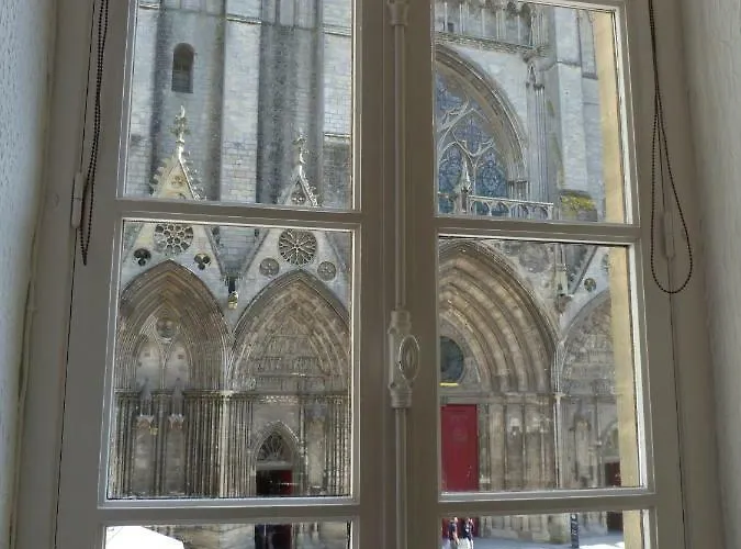 Parvis De La Cathedrale De Bayeux Vue Directe