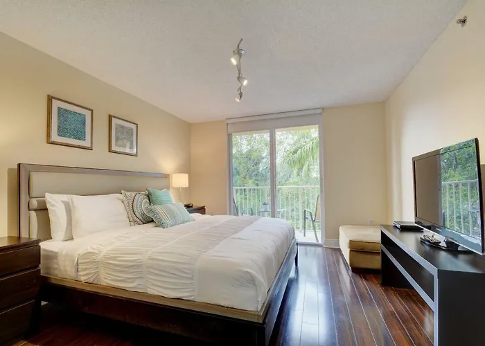 Renovated 2/2 Unit At Yacht Club/Aventura