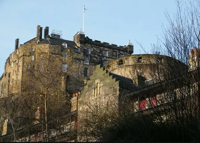 Charming 1 Bed Apartment With Castle View