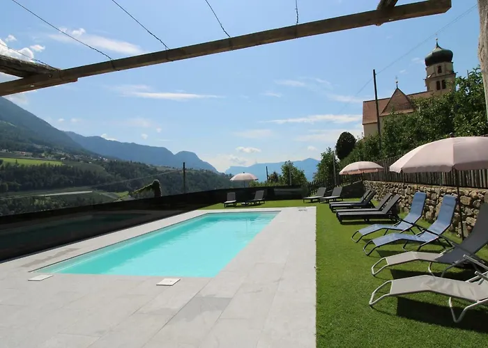 Der Bognerhof - Ferienwohnungen mit beheiztem Salzwasserpool in Riffian bei Meran