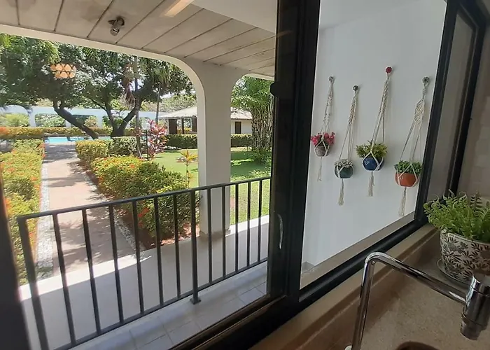 Guarajuba Summer Flat Melhor localização de Guarajuba e melhores Flats Beira Mar de Guarajuba Dispomos de 4 flats decorados no mesmo condomínio Aqui você não precisa de carro para nada Faça tudo à pé