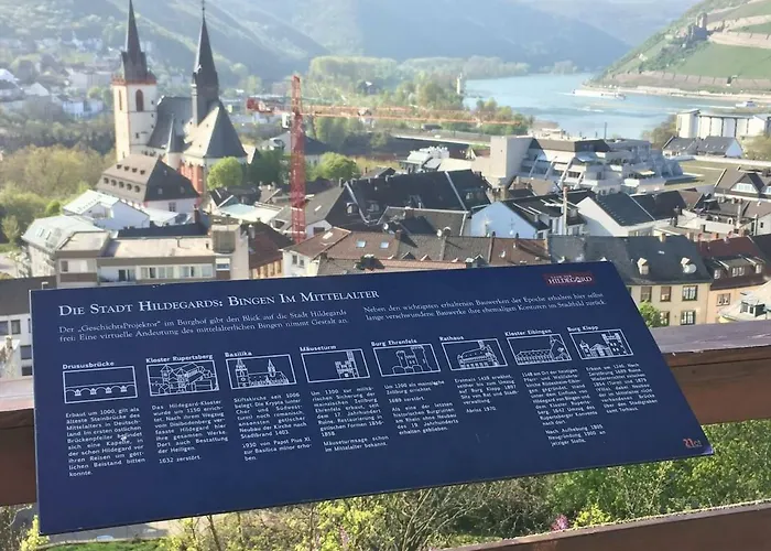 Schöne, neue Ferienwohnung am Rhein und mit Balkon