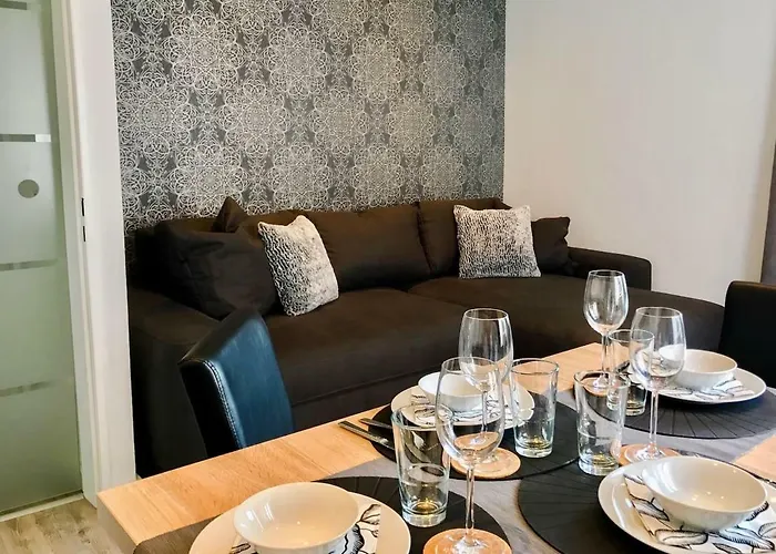 Schöne, neue Ferienwohnung am Rhein und mit Balkon