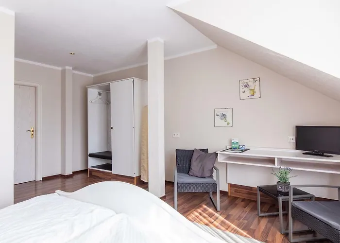 Private Rooms With Free Parking & 24H Self Check-In