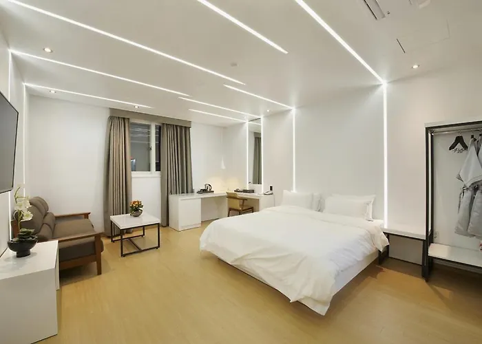 Hotel B