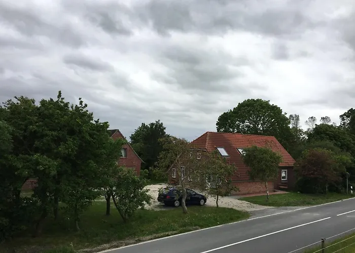 Marijanas Ferienwohnungen Gründeich Ein alter wunderschöner Resthof aus dem neunzehnten Jahrhundert mit Weidefläche und Obstwiesen Bitte nicht buchen wenn Sie eine unkrautfreie moderne Parkanlage erwarten Es ist ein rustikaler Hof
