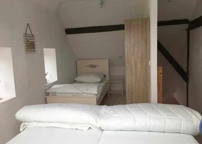Marijanas Ferienwohnungen Gründeich Ein alter wunderschöner Resthof aus dem neunzehnten Jahrhundert mit Weidefläche und Obstwiesen Bitte nicht buchen wenn Sie eine unkrautfreie moderne Parkanlage erwarten Es ist ein rustikaler Hof