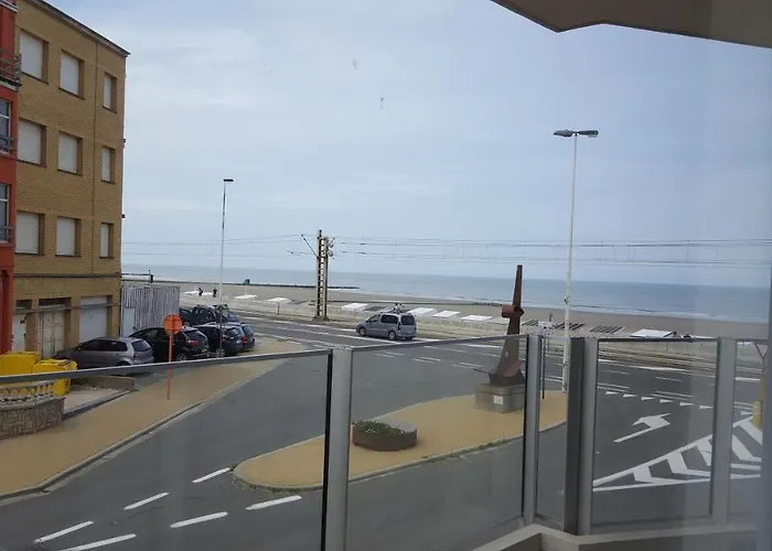 Studio Raversijde With Sea View