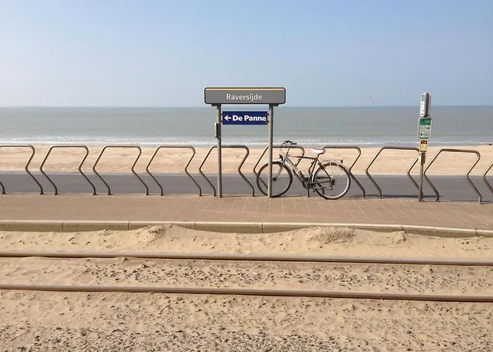 Studio Raversijde With Sea View