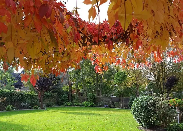 Wohnung 1 mit überdachte Terrasse zum Garten Nähe Strand und Hafen Bensersiel