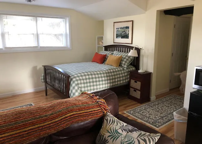 Cozy Garden Apartment Along The Shoreline
