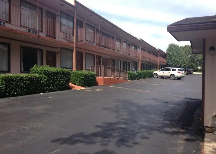 The Parkwood Inn & Suites