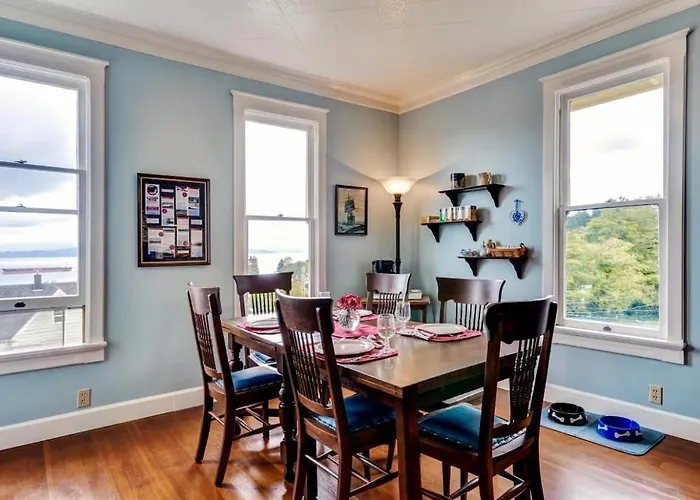 'Astoria Painted Lady' Historic Apt W/ River View!