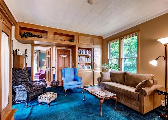 'Astoria Painted Lady' Historic Apt W/ River View!