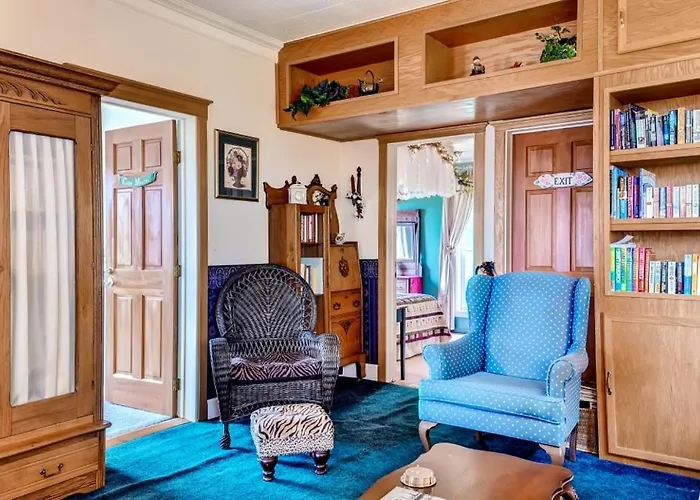 'Astoria Painted Lady' Historic Apt W/ River View!