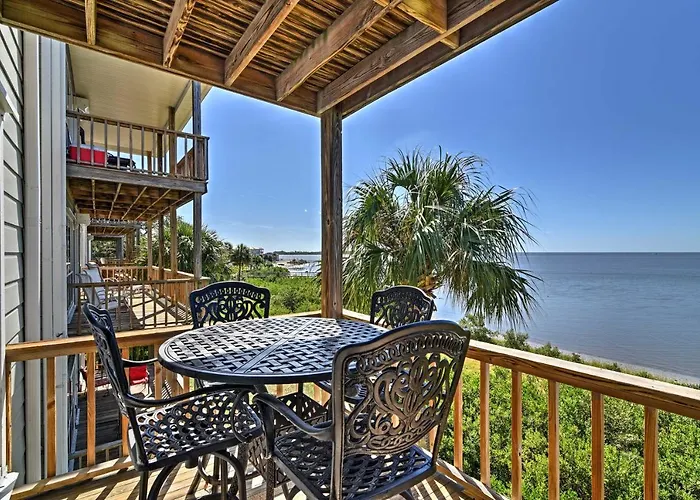 Beachfront Cedar Key Condo W/ Pool, Spa & Views!