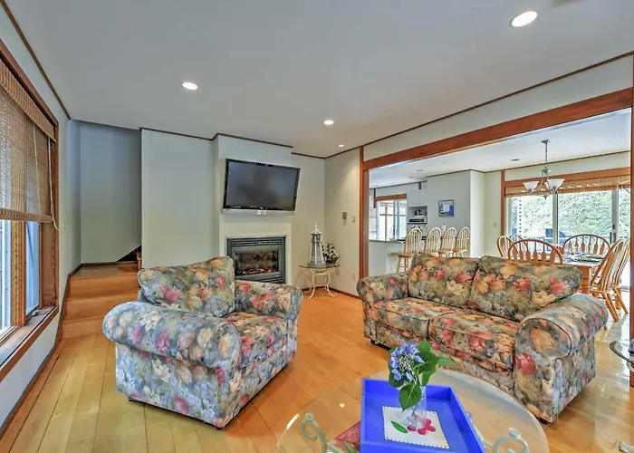 Walk To Beach! Hyannis Family Haven W/ Deck