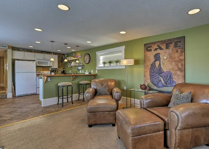Walkable Downtown Logan Apartment W/ Rooftop Deck