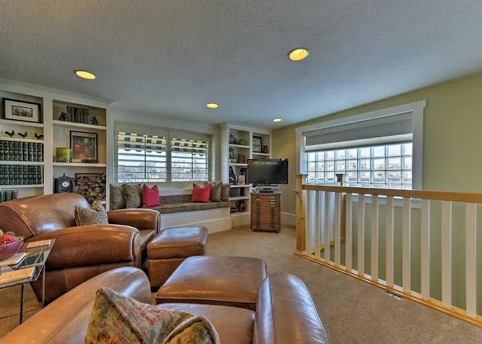 Walkable Downtown Logan Apartment W/ Rooftop Deck