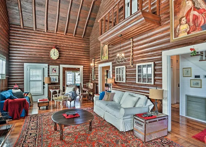 Lakefront Florida Retreat - Pool Table & Boat Dock