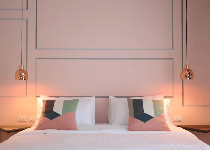 Goodnight Poshtel + Free Netflix