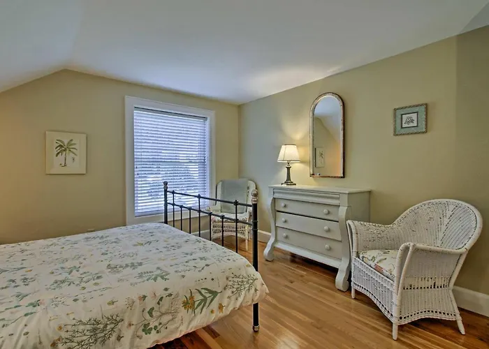 1/2 Mi To Beach: Lovely Guesthouse In Kennebunk!