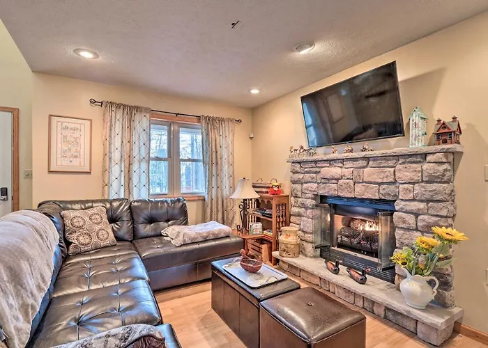 Walk To Pool & Lake: Albrightsville Vacation Home!
