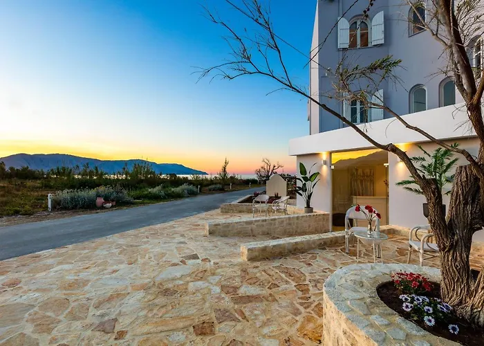 Pinelopi Beach Suites